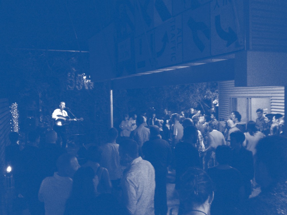 Crowd enjoys Robert's performance